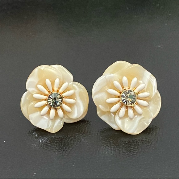 Unsigned Ivory Cream Swirl Resin CZ Center Flower Earrings - Picture 6 of 13